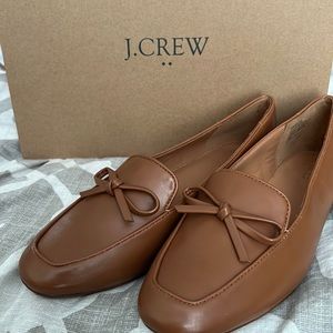 J crew factory size 8 tan leather flat loafers with a bow